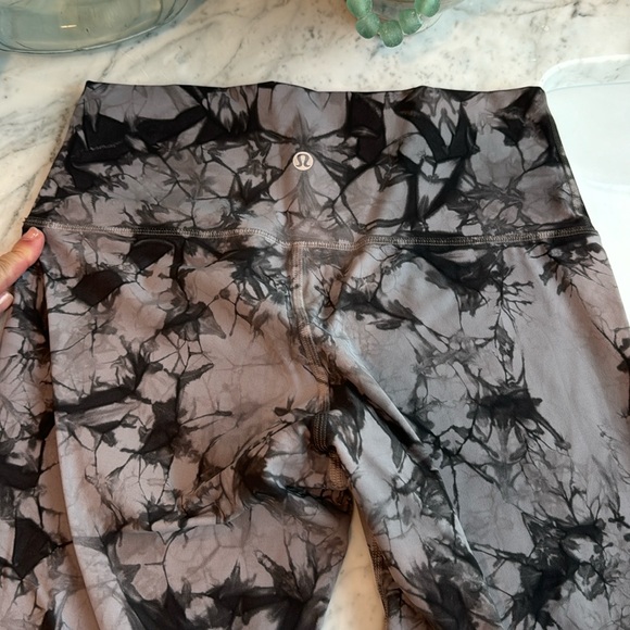 Lululemon tie dye leggings Size 6 - Picture 2 of 2